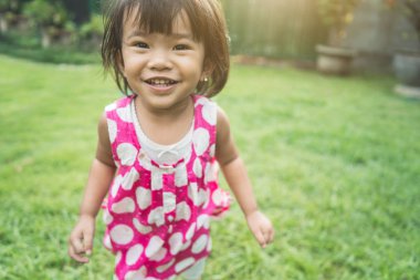 mutlu güzel childs ifade ev arka bahçe