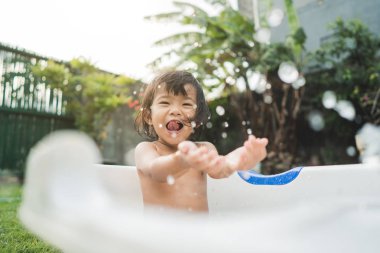 mutlu güzel kız bebek bebek küvet içinde bir banyo almak