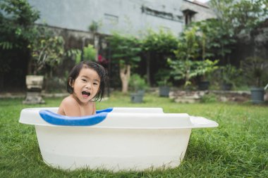 güzel kız bebek bebek küvet içinde bir banyo almak