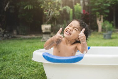 mutlu güzel bebek kız bebek küvet banyo almak 