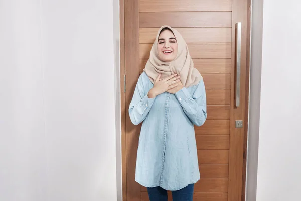 Красивая домохозяйка носит хиджаб с чувством облегчения выражения лица — стоковое фото