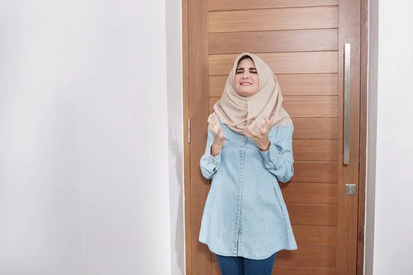 Сердитое выражение лица красивой домохозяйки в хиджабе — стоковое фото