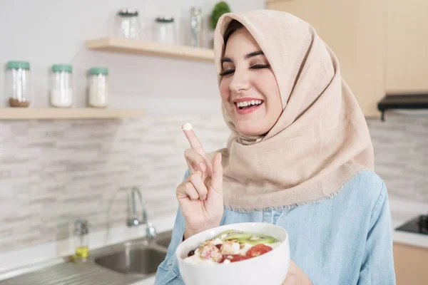 Krásná mladá žena nosí hidžáb s misku müsli s — Stock fotografie