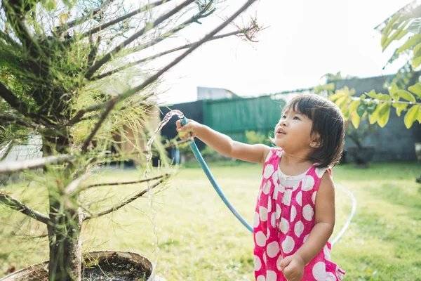 美丽的小孩子浇灌植物 — 图库照片