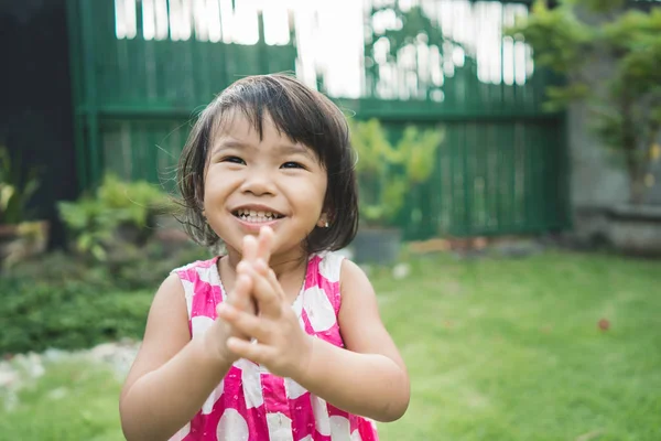 Glada vackra childs uttryck vid hem bakgård — Stockfoto