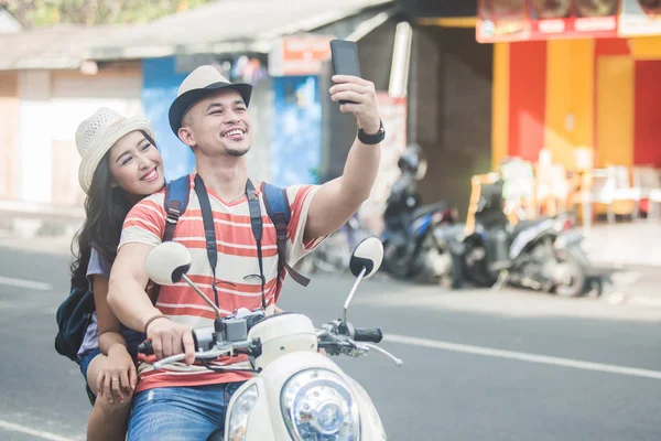 Két fiatal hátizsákos vesz segítségével mobilok fényképezőgép w selfies — Stock Fotó