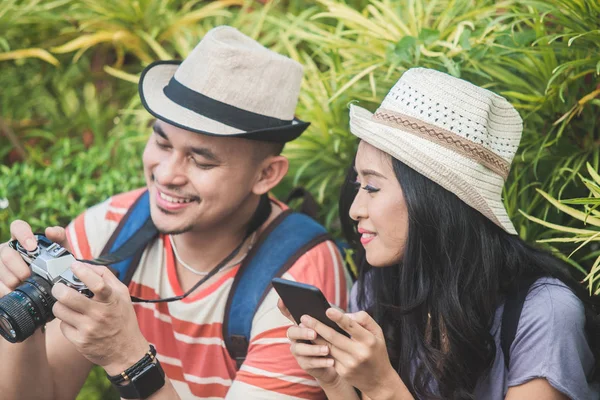 Backpacker-Paar sieht das Ergebnis seines Fotos vor der Kamera — Stockfoto