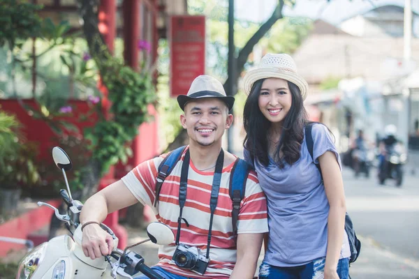 Dva backpackers s letní klobouk s úsměvem do fotoaparátu při sezení — Stock fotografie