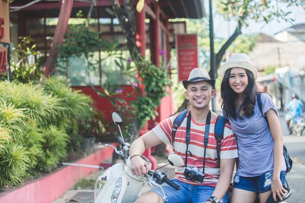 Two backpackers with summer hat smiling to camera while sitting — Stock Photo, Image