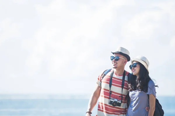 Travellers couple wearing summer hat and sunglasses during vacat — Stock Photo, Image