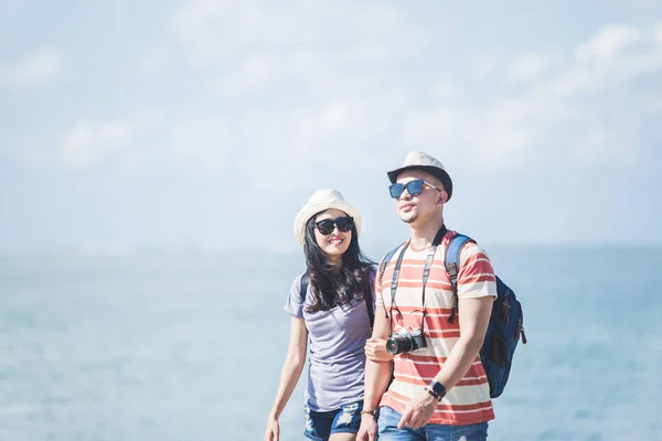 Mochileiros casal vestindo chapéu de verão e óculos de sol andando — Fotografia de Stock