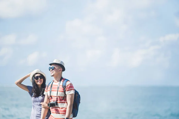 Vacat 的旅行者夫妇戴着夏天的帽子和太阳镜 — 图库照片