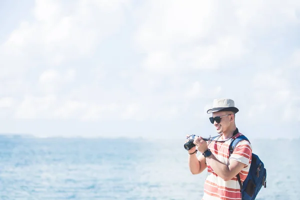 Young traveller taking photo using vintage camera — Stock Photo, Image