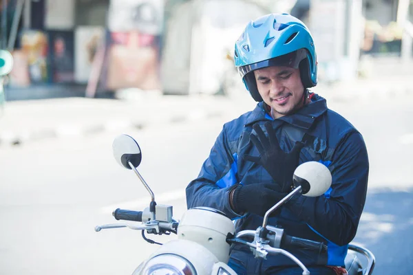 Autista di moto taxi indossa i guanti per la sicurezza di guida — Foto Stock