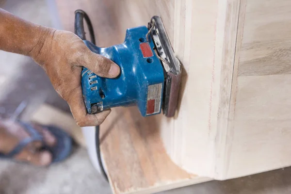 Рабочие руки плотника на рабочем месте очищая поверхность woo — стоковое фото