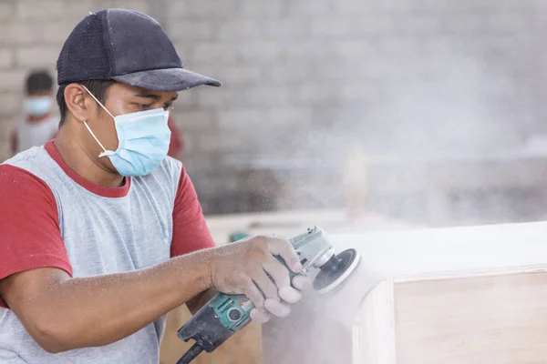 Arbeiterhände am Tischlerarbeitsplatz verfeinern die Oberfläche von Woo — Stockfoto