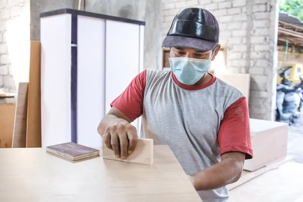 Trabajador que aplica capa de tablero de madera usando pegamento de madera —  Fotos de Stock