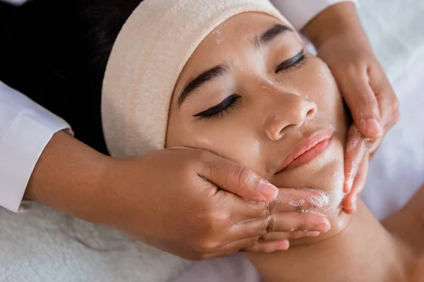 Крупним планом жінка насолоджується масажем — стокове фото