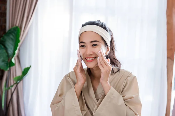 Mujer alegre facial con espuma —  Fotos de Stock