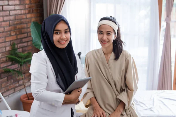 Muslim beautician dengan perempuan klien duduk — Stok Foto