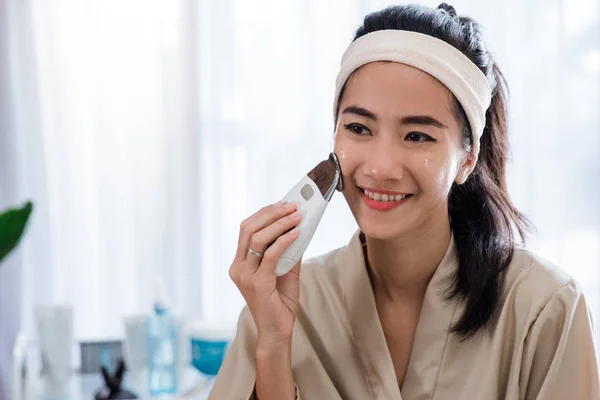 Woman doing skin treatment her self — Stock Photo, Image