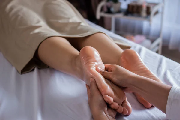 Riflessologia Thai trattamento massaggio alle gambe — Foto Stock
