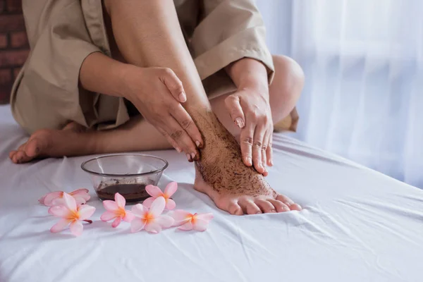 Beauty scrub and mask to her leg — Stock Photo, Image