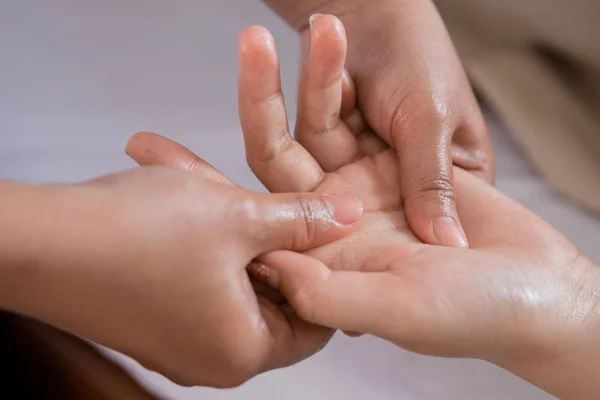 Massagem de mãos terapia — Fotografia de Stock