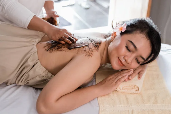 Woman in spa salon having spa therapy coffee scrub — Stock Photo, Image