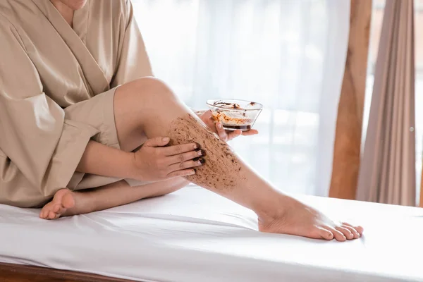 Beauty scrub and mask to her leg — Stock Photo, Image