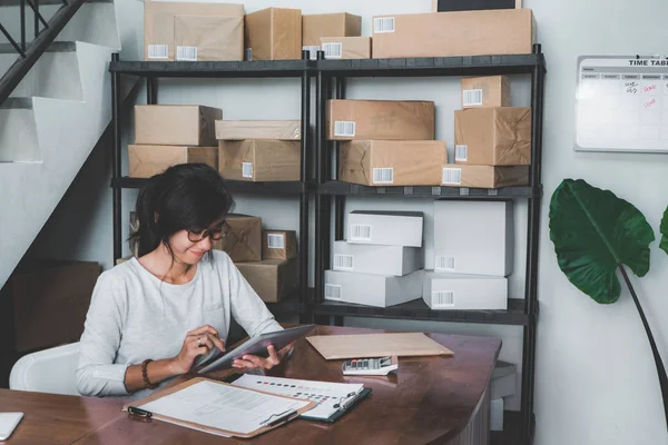 Servicio de entrega de paquetes oficina — Foto de Stock