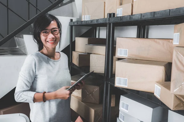 Online-shop verkoper thuis kantoor werken — Stockfoto