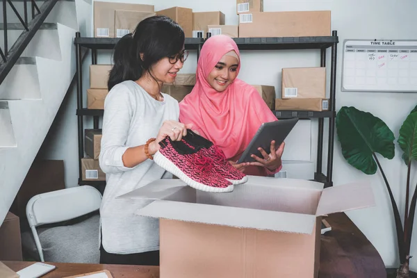 Zwei Junge Asiatische Frau Online Commerce Unternehmer Vorbereitung Produkt Versandt — Stockfoto