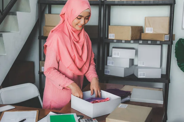 Ecommerce entrepreneur preparing product — Stock Photo, Image