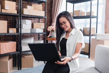 Asyalı kadın online iş dizüstü bilgisayar ile