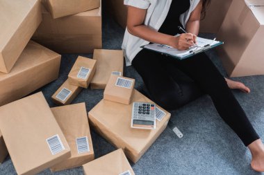 Asyalı kadın online satıcı