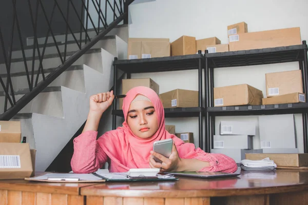 Verveeld jonge moslimvrouw werken — Stockfoto