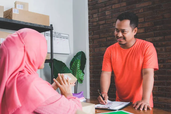 Mannen i leverans servicekontor — Stockfoto