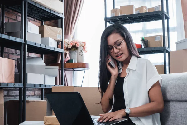 Bastante asiático mujer recibiendo en línea orden —  Fotos de Stock