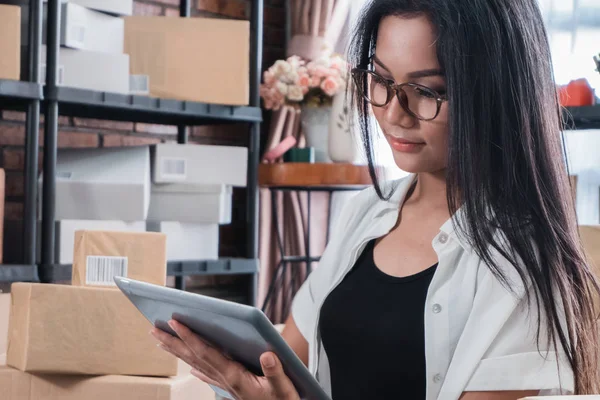 Online verkoper Aziatische vrouw met behulp van Tablet PC — Stockfoto