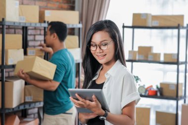 Dijital tablet kullanan en önde genç kadın