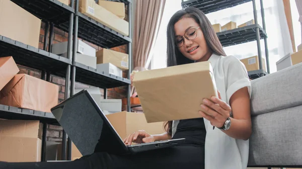 Młoda kobieta za pomocą laptopa pracy w domu — Zdjęcie stockowe