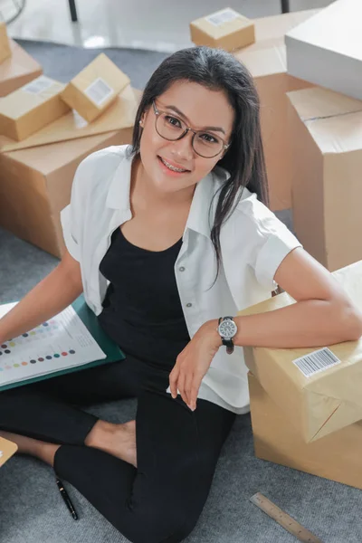 Portret jonge vrouw met online bedrijf thuis werken — Stockfoto