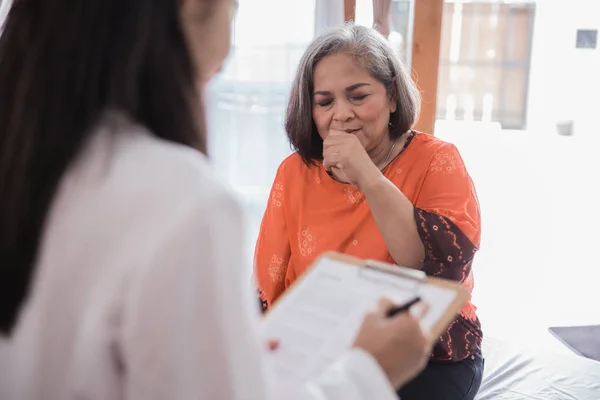 Rijpe vrouw gevoel onwel visitting arts — Stockfoto