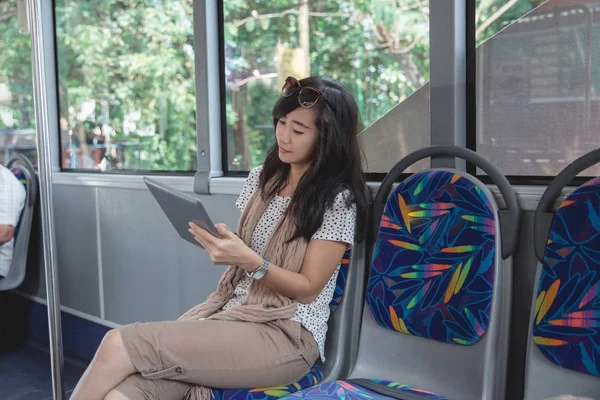 Frau nutzt digitales Tablet im Bus — Stockfoto