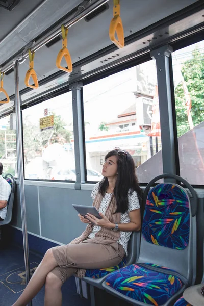 Жінка використовує цифровий планшет в автобусі — стокове фото
