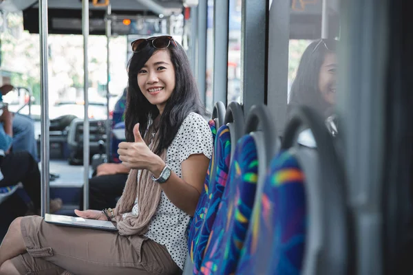 Digitális tábla segítségével a buszon kamera keres a hüvelykujjával nő — Stock Fotó
