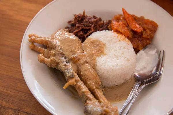 Indonéská tradiční strava, ceker gudeg — Stock fotografie