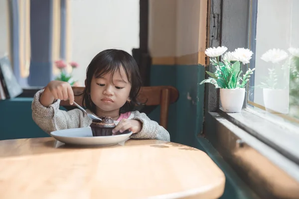 Gadis kecil asia makan kue — Stok Foto