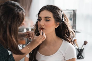 kadının dudakları parlak uygulama sanatçı makyaj